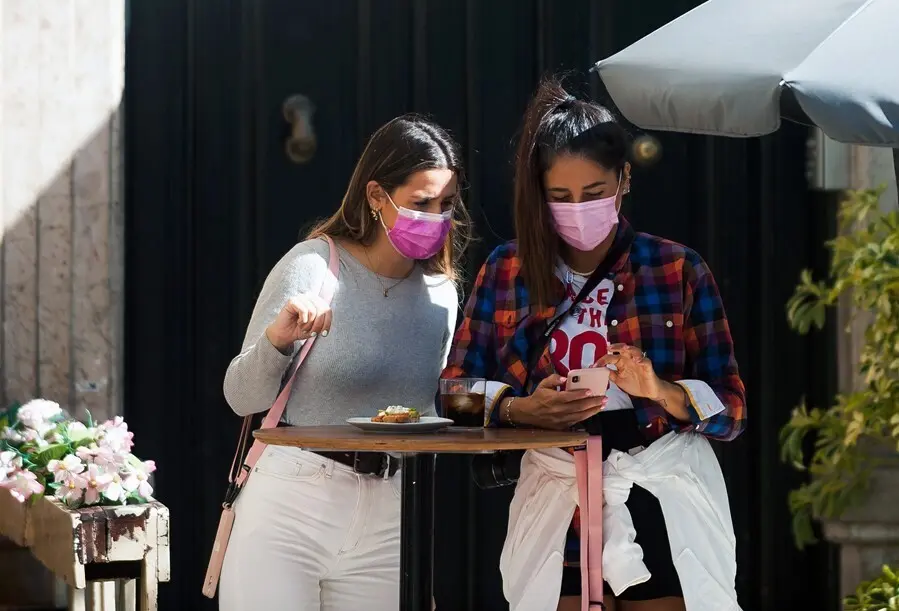 Archivo - Consumidores de terrazas, bares y cafeter&iacute;as de M&aacute;laga portan sus mascarillas ante la obligatoriedad  por parte de la Junta de Andaluc&iacute;a de pon&eacute;rselas  mientras no se est&eacute; consumiendo. M&aacute;laga a 26 de octubre 2020