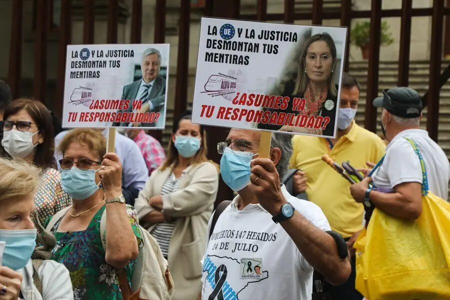 Archivo - V&iacute;ctimas y familiares del accidente ferroviario de Angrois (Santiago), durante una manifestaci&oacute;n para reclamar una investigaci&oacute;n independiente sobre las causas del siniestro ferroviario, a 24 de julio de 2021, en Santiago de Compostela