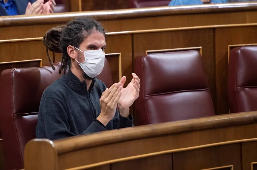 Archivo - El secretario de Organizaci&oacute;n de Podemos y diputado de Unidas Podemos en el Congreso, Alberto Rodr&iacute;guez, aplaude en una sesi&oacute;n de control al Gobierno, a 19 de mayo de 2021, en el Congreso de los Diputados, Madrid, (Espa&ntilde;a). Entre otras cuestione