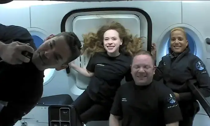 La c&aacute;psula de SpaceX que transportaba a los turistas espaciales se precipita frente a la costa de Florida - v&iacute;deo