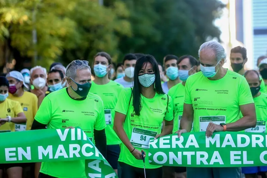 La vicealcaldesa de Madrid, Bego&ntilde;a Villac&iacute;s, en la Carrera Madrid en Marcha Contra el C&aacute;ncer, de la Asociaci&oacute;n Espa&ntilde;ola Contra el C&aacute;ncer