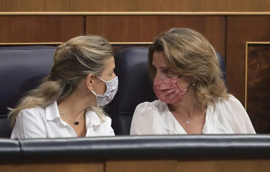 La vicepresidenta de Trabajo y Econom&iacute;a Social, Yolanda D&iacute;az (i), y la vicepresidenta de Transici&oacute;n Ecol&oacute;gica y Reto Demogr&aacute;fico, Teresa Ribera, conversan en una sesi&oacute;n de control al Gobierno en el Congreso