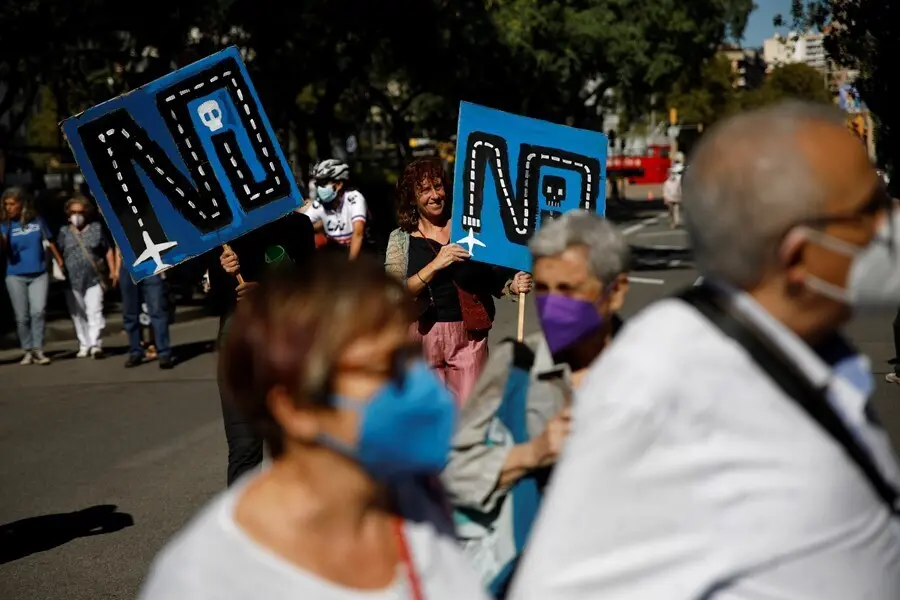 Una participante de la manifestaci&oacute;n en Barcelona para protestar contra el proyecto de ampliaci&oacute;n del Aeropuerto de El Prat-Barcelona