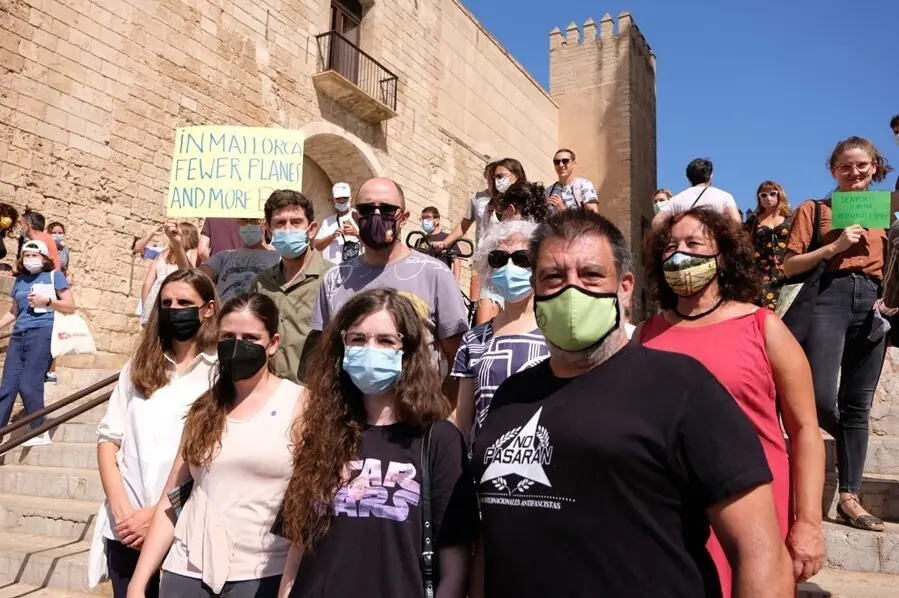 Representantes de Unidas Podemos participan en la concentraci&oacute;n contra la ampliaci&oacute;n del aeropuerto de Palma