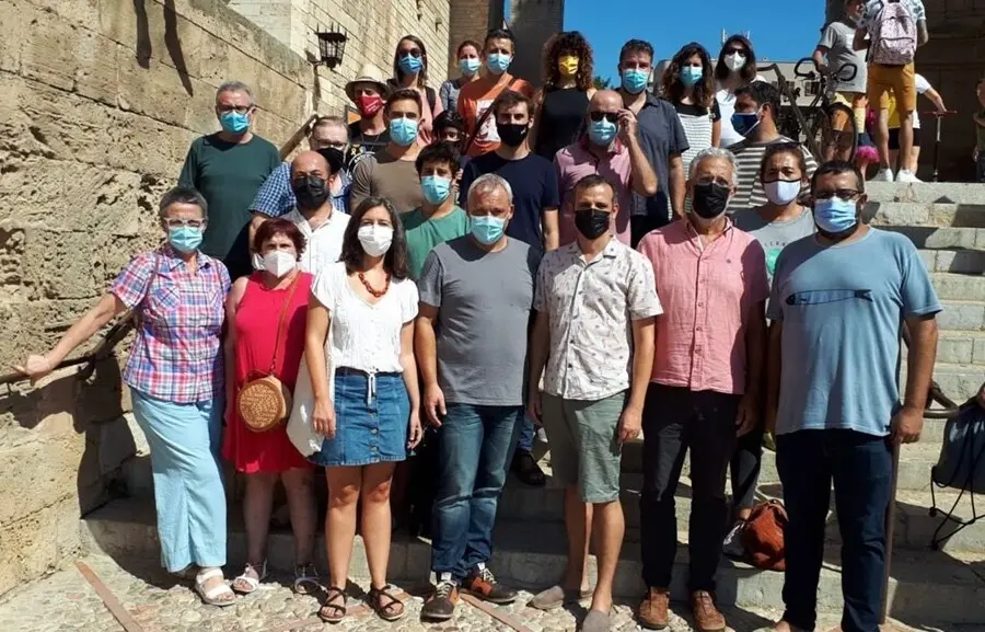 Representantes de M&Eacute;S per Mallorca participan en la concentraci&oacute;n para decir "no" a la ampliaci&oacute;n del aeropuerto de Palma.
