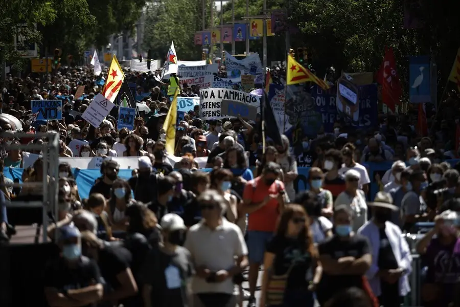 Concentraci&oacute;n en Barcelona contra el proyecto de ampliaci&oacute;n del Aeropuerto de Barcelona-El Prat