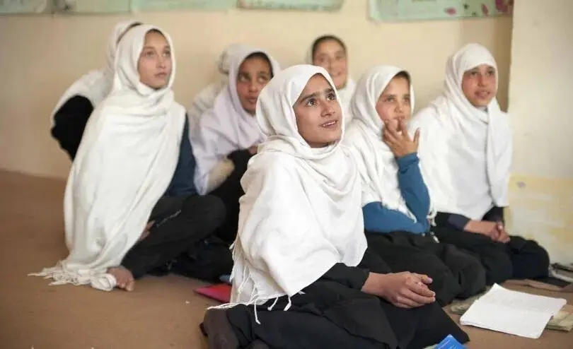 Archivo - Ni&ntilde;as en una clase en un colegio afgano