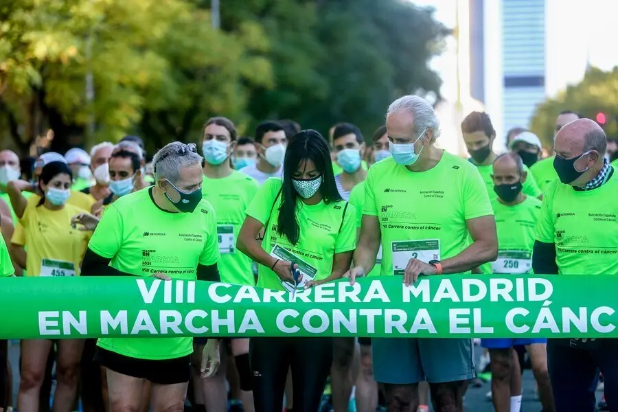 El consejero de Sanidad de la Comunidad de Madrid, Enrique Ruiz Escudero, y la vicealcaldesa de Madrid, Bego&ntilde;a Villac&iacute;s, en la Carrera Madrid en Marcha Contra el C&aacute;ncer, de la Asociaci&oacute;n Espa&ntilde;ola Contra el C&aacute;ncer (AECC)