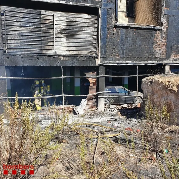 Archivo - Resultado del incendio en un edificio de Lleida.