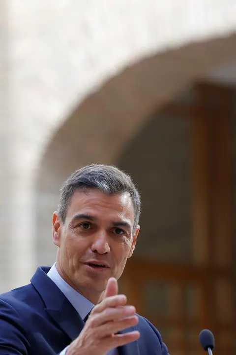 El presidente del Gobierno, Pedro S&aacute;nchez, responde a los medios tras una reuni&oacute;n con el presidente de Arag&oacute;n en el Edificio Pignatelli, a 16 de septiembre de 2021, en Zaragoza, Arag&oacute;n (Espa&ntilde;a). El jefe del Ejecutivo y el presidente de Arag&oacute;n se re&uacute;nen es