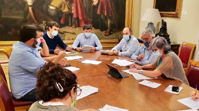 El senador Vicen&ccedil; Vidal, de M&Eacute;S per Mallorca, en una mesa de trabajo.