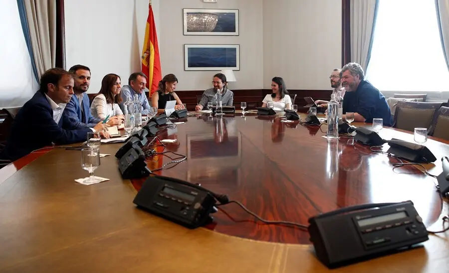 Archivo - Imagen de recurso de (I-D) de dirigentes de Unidas Podemos  Jaume Asens, Alberto Garz&oacute;n, Ione Belarra, Enrique Santiago, Yolanda D&iacute;az;  , Irene Montero, Pablo Echenique; y  Juantxo L&oacute;pez Uralde con el exsecretario general de Podemos Pablo Iglesi