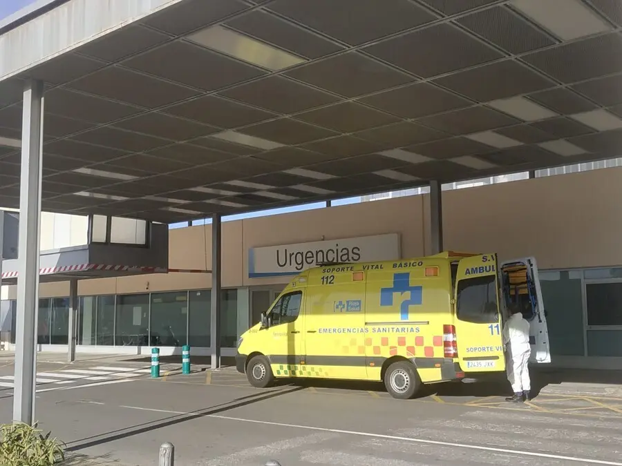 Archivo - Servicio de urgencias del hospital San Pedro, ambulancias