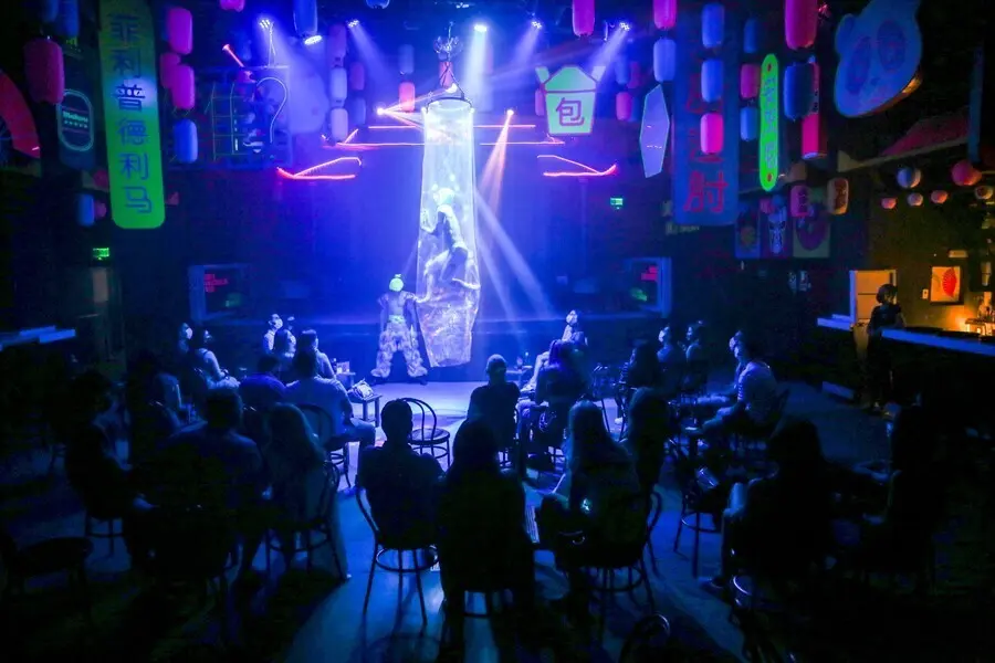 Archivo - P&uacute;blico asistente observa la actuaci&oacute;n de bailarines en la discoteca U&ntilde;as Chun Lee.