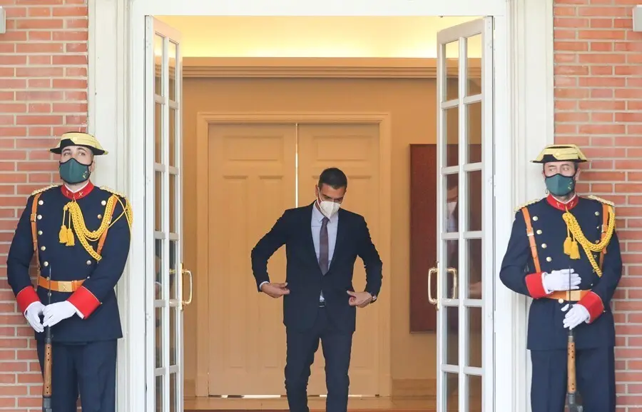 El presidente del Gobierno, Pedro S&aacute;nchez, acude a recoger al presidente de la Rep&uacute;blica de Colombia para efectuar una reuni&oacute;n entre ambos en el Palacio de la Moncloa, a 16 de septiembre de 2021, en Madrid, (Espa&ntilde;a). 