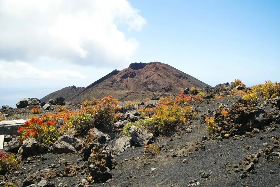 Archivo - Vista general de uno de los volcanes de Cumbre Vieja, una zona al sur de la isla, a 14 de septiembre de 2021, en Cumbre Vieja, La Palma, Islas Canarias, (Espa&ntilde;a). 