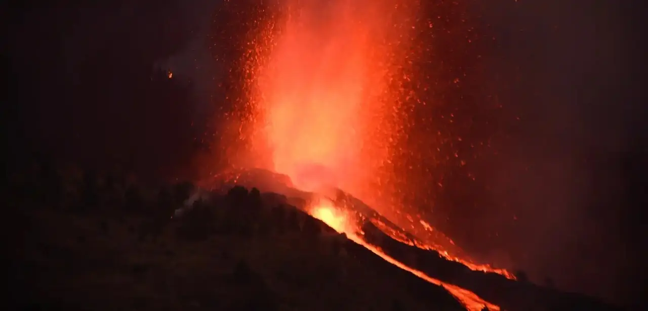 Una erupci&oacute;n volc&aacute;nica ha comenzado esta tarde de domingo en los alrededores de Las Manchas, en El Paso (La Palma), despu&eacute;s de que el complejo de la Cumbre Vieja acumulara miles de terremotos en la &uacute;ltima semana, conforme el magma iba presionando el subsuelo en su ascenso. Las autoridades hab&iacute;an comenzado horas antes evacuar a las personas con problemas de movilidad en cuatro municipios. EFE/Miguel Calero