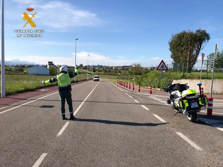 Archivo - Agente de la Guardia Civil de Tr&aacute;fico en una imagen de archivo