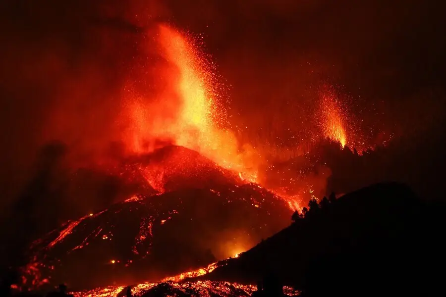 Una boca eruptiva expulsa lava y piroclastos en la zona de Cabeza de Vaca.
