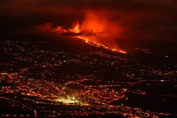 Una erupci&oacute;n volc&aacute;nica ha comenzado esta tarde de domingo en los alrededores de Las Manchas, en El Paso (La Palma), despu&eacute;s de que el complejo de la Cumbre Vieja acumulara miles de terremotos en la &uacute;ltima semana, conforme el magma iba presionando el subsuelo en su ascenso. En la imagen, vista de la colada de lava y del valle de Aridane desde el mirador de El Time, en el municipio de Tijarafe, en La Palma. EFE/Miguel Calero