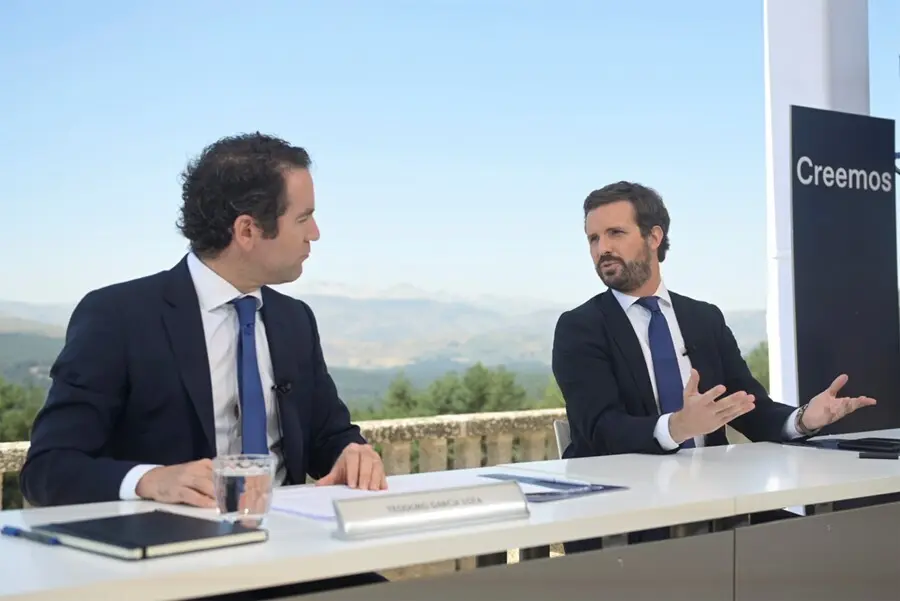 Archivo - El presidente del PP, Pablo Casado, acompa&ntilde;ado del secretario general del partido, Teodoro Garc&iacute;a Egea, preside la  reuni&oacute;n de la Junta Directiva Nacional del PP, en el Parador de Gredos, a 21 de julio de 2021.