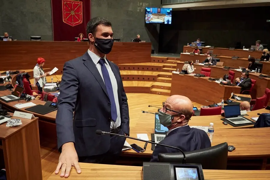 Archivo - El parlamentario de Navarra Suma, Javier Garc&iacute;a, de pie, junto al parlamentario de Navarra Suma Jos&eacute; Su&aacute;rez en un pleno del Parlamento de Navarra.