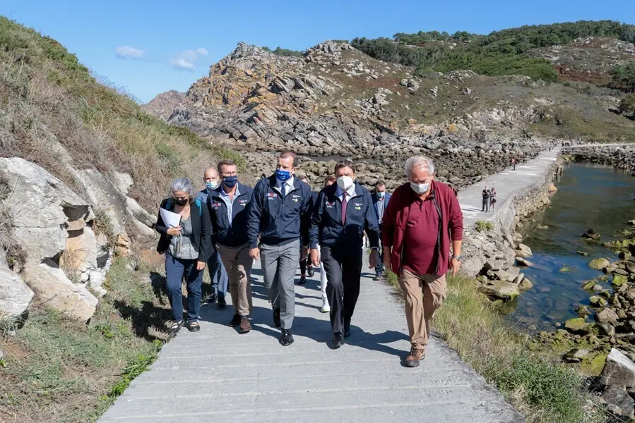 El presidente de la Xunta, Alberto N&uacute;&ntilde;ez Feij&oacute;o;  el comisario europeo para Medio Ambiente, Oc&eacute;anos y Pesca, Virginijus Sinkevicius; y el ministro de Agricultura, Pesca y Alimentaci&oacute;n, Luis Planas, durante su visita a las Illas C&iacute;es