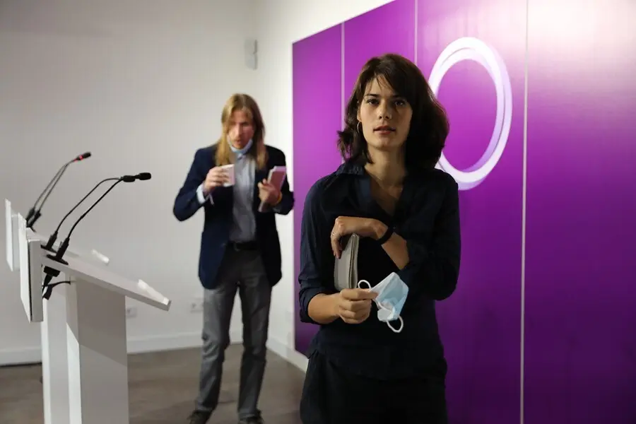 Los portavoces de Podemos Isa Serra y Pablo Fern&aacute;ndez tras una rueda de prensa en la sede de Podemos, a 20 de septiembre de 2021, en Madrid, (Espa&ntilde;a).