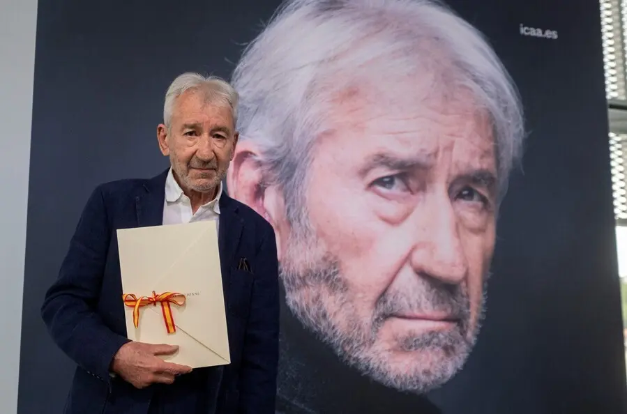 El actor Jos&eacute; Sacrist&aacute;n posa con el Premio Nacional de Cinematograf&iacute;a 2021, en el centro cultural Tabakalera, a 20 de septiembre de 2021, en San Sebasti&aacute;n, Pa&iacute;s Vasco, (Espa&ntilde;a). 