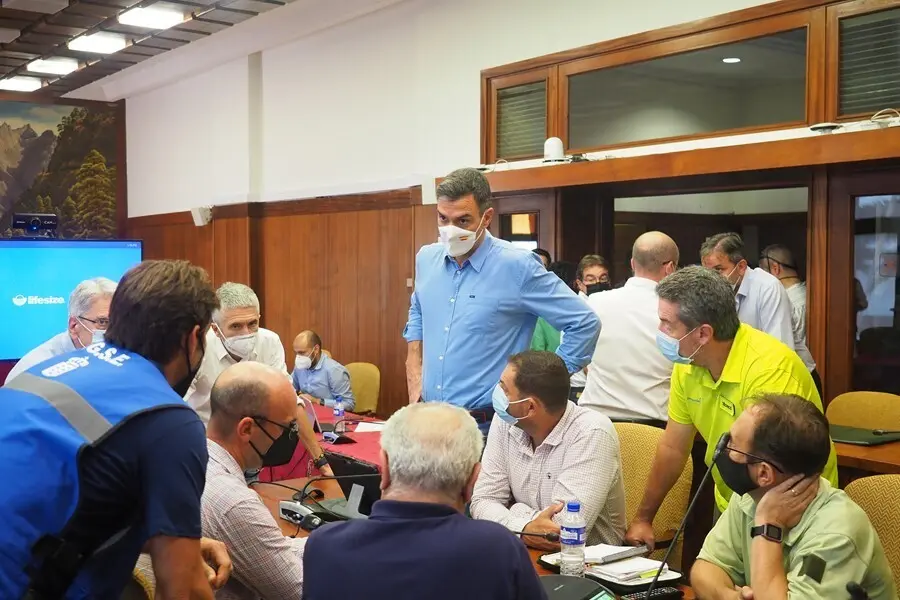 El ministro del Interior, Fernando Grande-Marlaska  y el presidente del Gobierno, Pedro S&aacute;nchez , durante una reuni&oacute;n con los t&eacute;cnicos de Emergencias, a 20 de septiembre de 2021, en La Palma, Santa Cruz de Tenerife, Islas Canarias, (Espa&ntilde;a). 