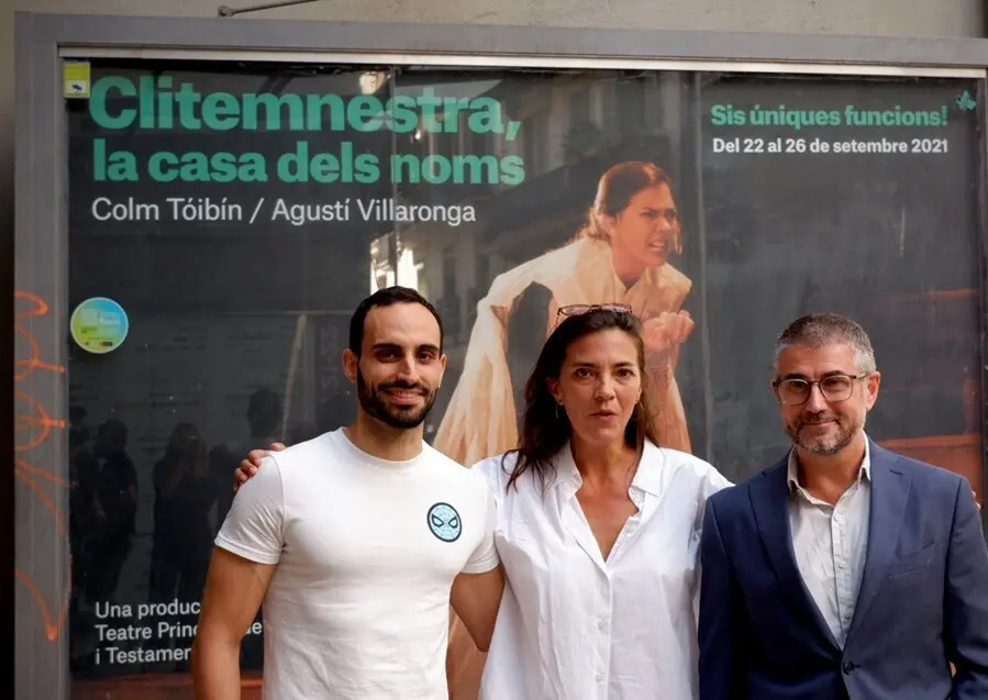 El actor Aitor Gabald&agrave; y la actriz N&uacute;ria Prims junto al director del Teatre Principal de Palma de Mallorca, Josep Cerd&agrave;, en la presentaci&oacute;n de la obra 'Clitemnestra, la casa dels noms' de Agust&iacute; Villaronga en el Teatre Romea de Barcelona
