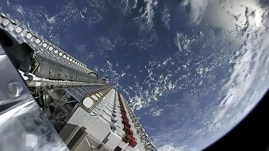 Ristra de sat&eacute;lites Starlink antes de ser puestos en &oacute;rbita