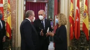 La presidenta del Congreso, Meritxell Batet, saluda al presidente de la Gran Asamblea de Turqu&iacute;a, Mustafa Sentop.