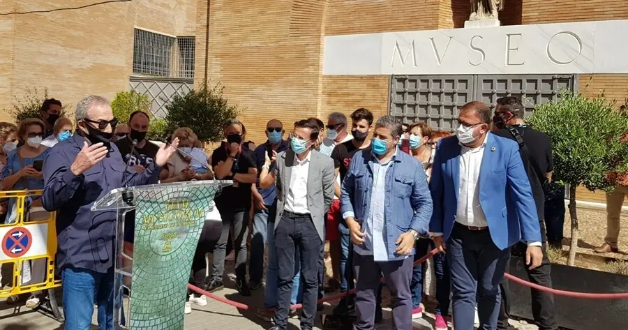 Jos&eacute; Luis Perales descubre su vinilo conmemorativo en M&eacute;rida