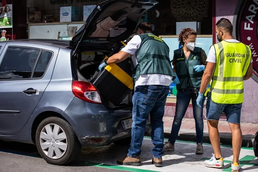 La Guardia Civil recoge pruebas de los dos apu&ntilde;alamientos de Noelia de Mingo en El Molar