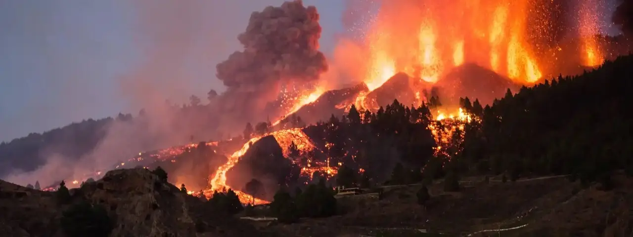 Las coladas de lava de La Palma bajan a 1.075 grados y una velocidad de 700 metros por hora. Efe