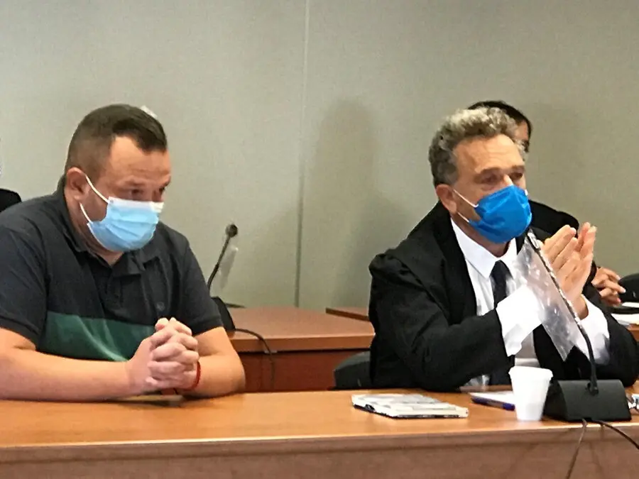 El acusado de intentar matar a su padre junto a su abogado defensor