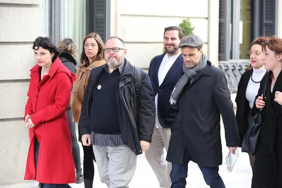 Archivo - Los dipitados de En Com&uacute; Podem, Mar Garcia (1i), Joan Mena (3i), Jaume Asens (3d) y Aina Vidal (2d), a su llegada a la sesi&oacute;n de constituci&oacute;n de las Cortes para la XIV Legislatura en el Congreso de los Diputados, Madrid (Espa&ntilde;a), a 3 de diciembr