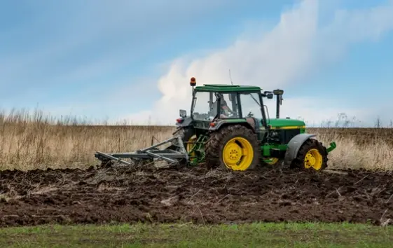 Un tractor ara la tierra.