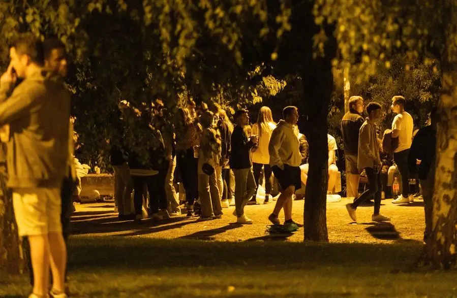 M&aacute;s de un millar de j&oacute;venes han participado durante la madrugada del s&aacute;bado en el primer gran botell&oacute;n de las fiestas de San Mateo de Logro&ntilde;o, que se ha desarrollado sin incidentes hasta las primera horas de la ma&ntilde;ana en el parque del Ebro de la capital riojana. EFE/Raquel Manzanares