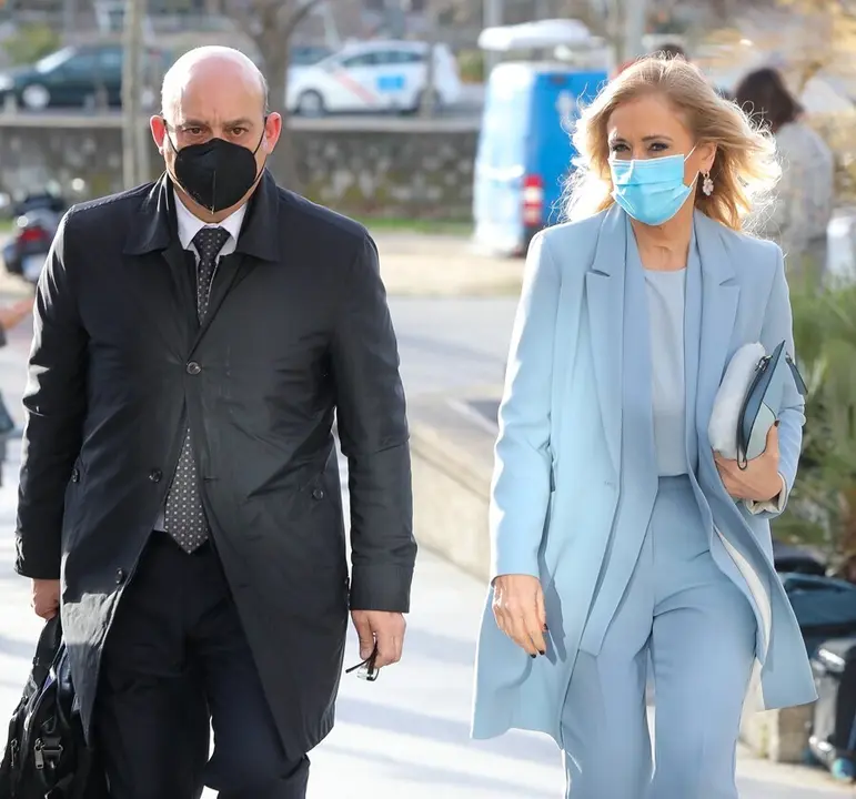 Archivo - La expresidenta de la Comunidad de Madrid, Cristina Cifuentes, acompa&ntilde;ada de su abogado, Jos&eacute; Antonio Chocl&aacute;n, a su llegada para declarar por el &lsquo;caso M&aacute;ster&rsquo; en la secci&oacute;n 15 de la Audiencia Provincial de Madrid, en Madrid, (Espa&ntilde;a), a 5 de feb