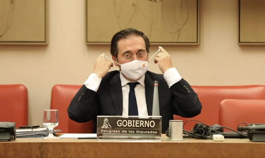 El ministro de Asuntos Exteriores, Uni&oacute;n Europea y Cooperaci&oacute;n, Jos&eacute; Manuel Albares, se pone la mascarilla durante una comparecencia en una rueda de prensa, a 30 de agosto de 2021, en Madrid, (Espa&ntilde;a). 