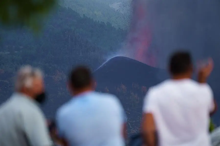 Numerosas personas observan desde un mirador de la localidad de Tajuya, en el municipio de El Paso, la evoluci&oacute;n del volc&aacute;n que ayer entr&oacute; en erupci&oacute;n en la isla de La Palma. EFE/ Ram&oacute;n De La Rocha