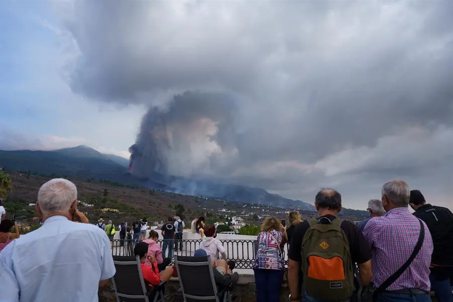 Numerosas personas observan desde un mirador de la localidad de Tajuya, en el municipio de El Paso, la evoluci&oacute;n del volc&aacute;n que ayer entr&oacute; en erupci&oacute;n en la isla de La Palma. EFE/ Ram&oacute;n De La Rocha