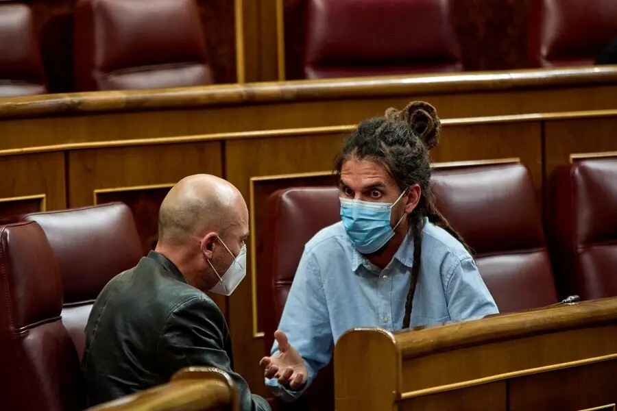 Archivo - El secretario de Organizaci&oacute;n de Podemos y diputado de Unidas Podemos en el Congreso, Alberto Rodr&iacute;guez (d)