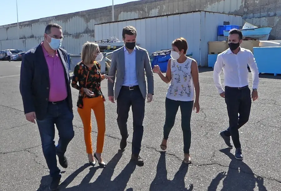 Archivo - La presidenta de los populares canarios, Australia Navarro,  el l&iacute;der del PP, Pablo Casado; y la alcaldesa de Mog&aacute;n (Gran Canaria), Onalia Bueno; conversan durante su visita al Muelle de Arguinegu&iacute;n (Gran Canaria) 