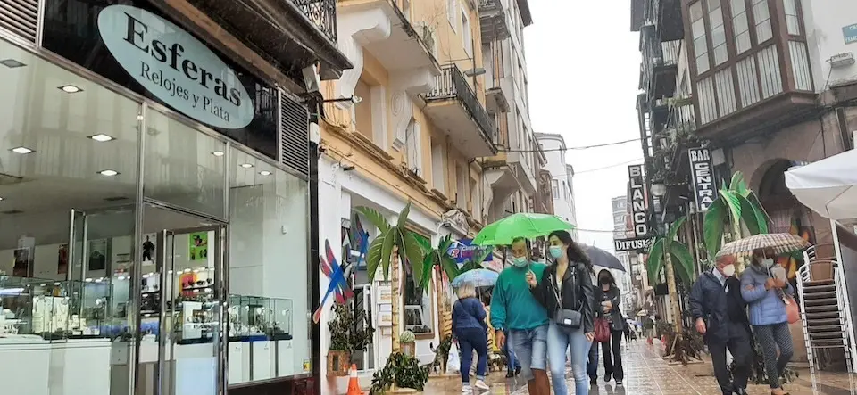 Varias personas por la calle Consolaci&oacute;n de Torrelavega. / S. D&Iacute;AZ