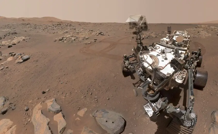 Selfie de Perseverance junto a la roca de la que obtuvo sus primeras muestras