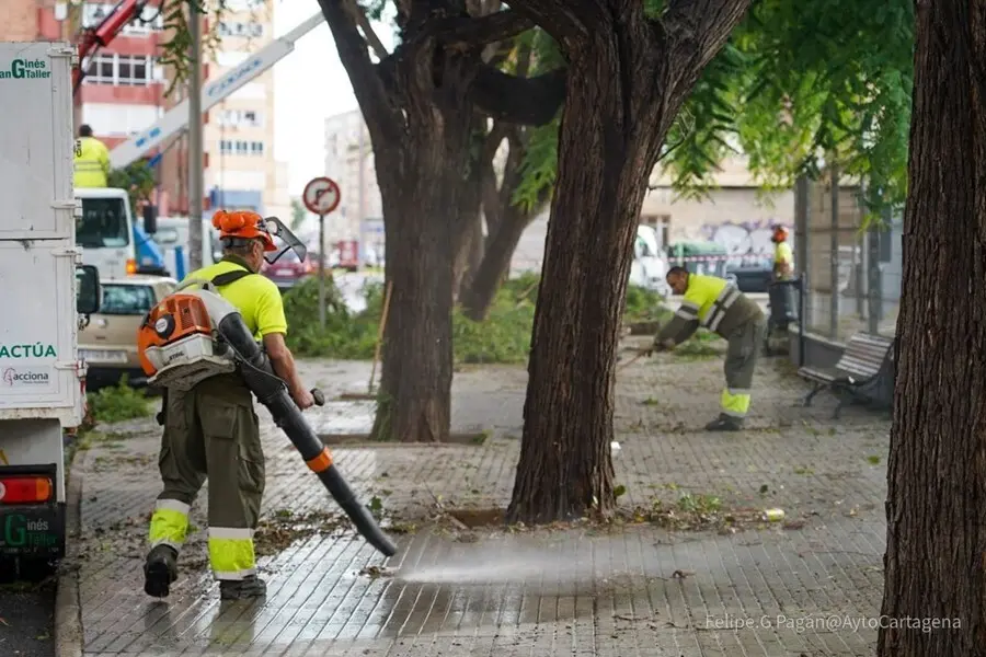 Operarios municipales subsanando los da&ntilde;os causados por la lluvia