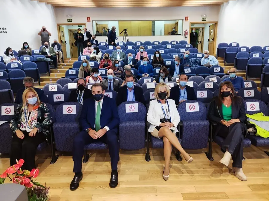 La delegada de la Junta en Soria, Yolanda de Gregorio (I), Fern&aacute;ndez, Casado y Repoll&eacute;s (D) en una jornada sobre la Sanidad en el medio rural.